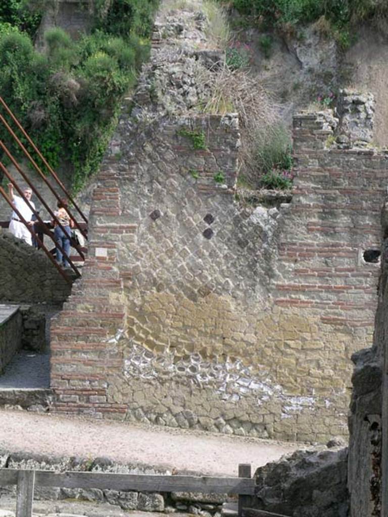 Ins Or II. 13, Herculaneum, on left. May 2005. Front facade on south side of doorway.
Photo courtesy of Nicolas Monteix.